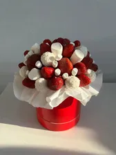 Букет из клубники и рафаэлло