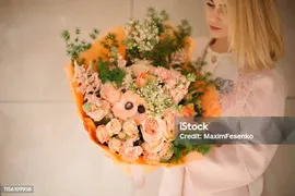Девушка Держит Букет С Различными Оранжевыми Цветами — стоковые фотографии и другие картинки Апельсин