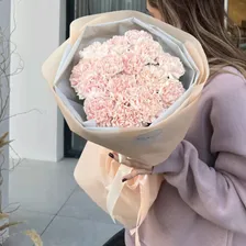 Букет из персиковых диантусов из гвоздик