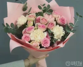 Букет кустовые розы с гвоздикой