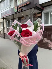 Сборный букет из 3 роз, 2 хризантем кустовых и рускуса в оформлении